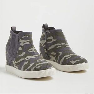 Torrid Sneakers Camo Wedge Platform Stretch Knit Tennis Shoes Side Zip 9 WW Wide